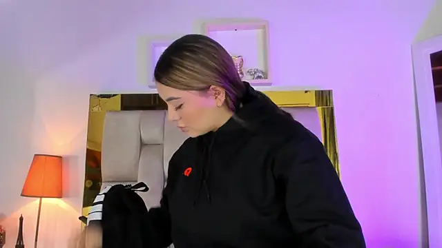 Snapshot of emmy_r chatting on January 15, 2025, 12:04 pm emmy r online show from January 15, 2025, 12:04 pm