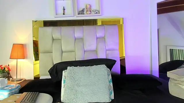 Snapshot of emmy_r chatting on February 1, 2025, 12:05 pm emmy r online show from February 1, 2025, 12:05 pm