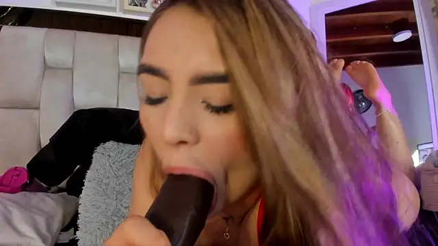 Snapshot of emmy_r chatting on February 14, 2025, 3:05 pm emmy r online show from February 14, 2025, 3:05 pm