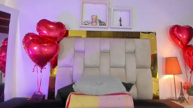 Snapshot of emmy_r chatting on February 17, 2025, 1:10 pm emmy r online show from February 17, 2025, 1:10 pm