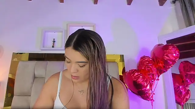 Snapshot of emmy_r chatting on February 18, 2025, 12:06 pm emmy r online show from February 18, 2025, 12:06 pm