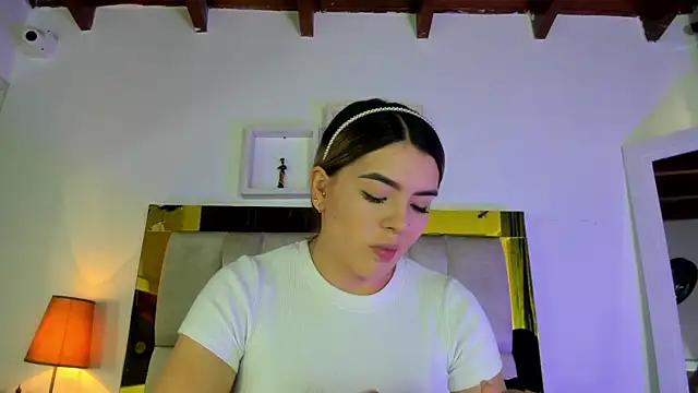 Snapshot of emmy_r chatting on March 6, 2025, 12:09 pm emmy r online show from March 6, 2025, 12:09 pm