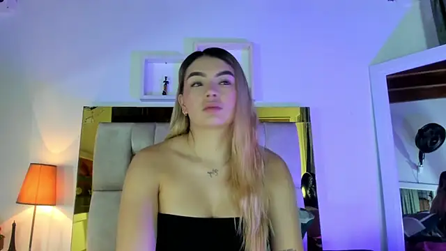 Snapshot of emmy_r chatting on March 17, 2025, 12:04 pm emmy r online show from March 17, 2025, 12:04 pm