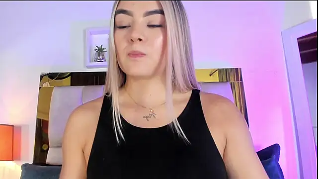 Snapshot of emmy_r chatting on September 10, 2025, 1:44 pm emmy r online show from September 10, 2025, 1:44 pm