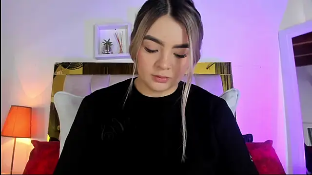 Snapshot of emmy_r chatting on September 15, 2025, 12:05 pm emmy r online show from September 15, 2025, 12:05 pm