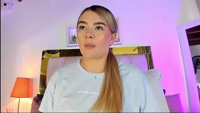 Snapshot of emmy_r chatting on October 6, 2025, 12:02 pm emmy r online show from October 6, 2025, 12:02 pm