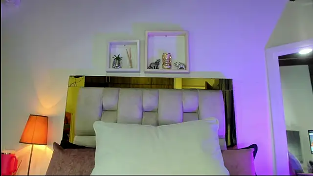 Snapshot of emmy_r chatting on October 7, 2025, 12:02 pm emmy r online show from October 7, 2025, 12:02 pm