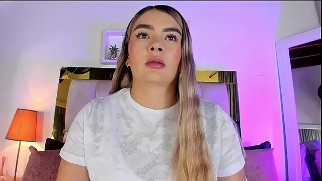 Snapshot of emmy_r chatting on October 8, 2025, 12:03 pm emmy r online show from October 8, 2025, 12:03 pm