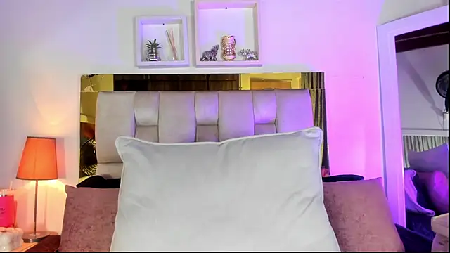 Snapshot of emmy_r chatting on October 10, 2025, 12:15 pm emmy r online show from October 10, 2025, 12:15 pm