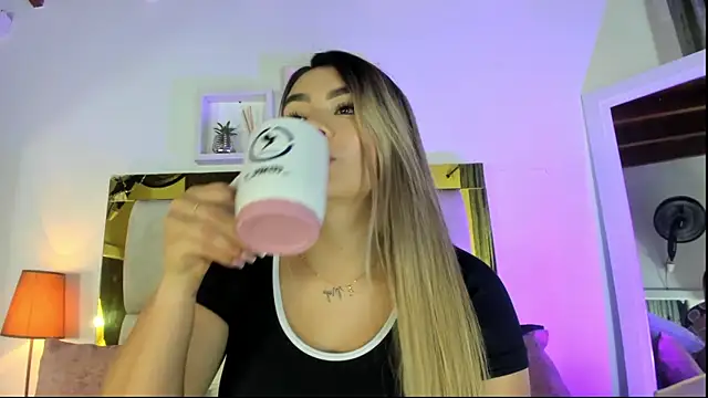 Snapshot of emmy_r chatting on October 15, 2025, 12:05 pm emmy r online show from October 15, 2025, 12:05 pm