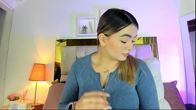 Snapshot of emmy_r chatting on October 16, 2025, 12:06 pm emmy r online show from October 16, 2025, 12:06 pm