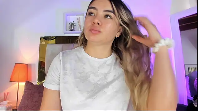 Snapshot of emmy_r chatting on October 17, 2025, 12:08 pm emmy r online show from October 17, 2025, 12:08 pm