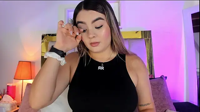 Snapshot of emmy_r chatting on October 22, 2025, 12:16 pm emmy r online show from October 22, 2025, 12:16 pm