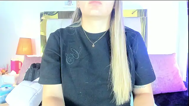 Snapshot of emmy_r chatting on October 25, 2025, 12:02 pm emmy r online show from October 25, 2025, 12:02 pm