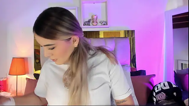 Snapshot of emmy_r chatting on November 20, 2025, 12:05 pm emmy r online show from November 20, 2025, 12:05 pm