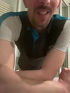 Maxthekid online show from April 21, 2026, 1:42 am