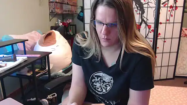 Sarahtineke online show from February 4, 2026, 6:58 pm