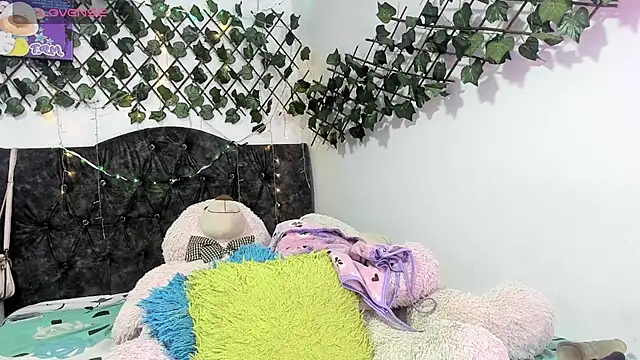 PaulinaSwan online show from October 9, 2025, 4:21 am