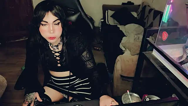 Snapshot of evelyntvsexy chatting on July 9, 2026, 12:53 pm evelyntvsexy online show from July 9, 2026, 12:53 pm