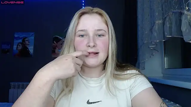 Snapshot of Light_Luna chatting on October 24, 2025, 3:52 pm Light Luna online show from October 24, 2025, 3:52 pm