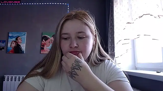 Snapshot of Light_Luna chatting on October 25, 2025, 8:11 am Light Luna online show from October 25, 2025, 8:11 am