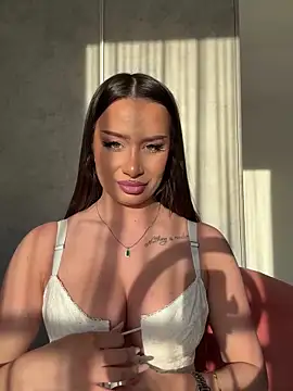 deliaroyal online show from March 21, 2025, 3:46 pm