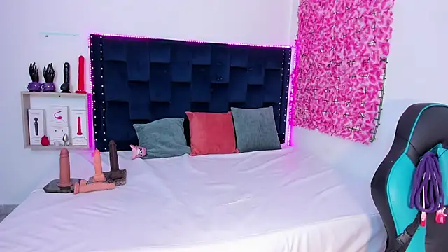 Snapshot of SaraApril_1 chatting on October 15, 2025, 8:42 pm SaraApril 1 online show from October 15, 2025, 8:42 pm