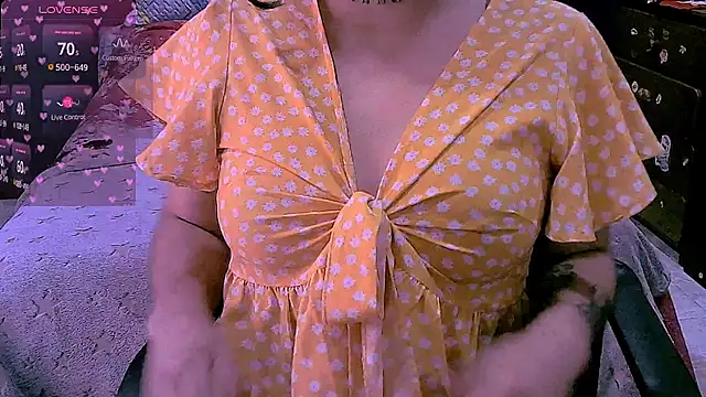 Snapshot of NinaYellow chatting on April 10, 2026, 2:00 pm NinaYellow online show from April 10, 2026, 2:00 pm