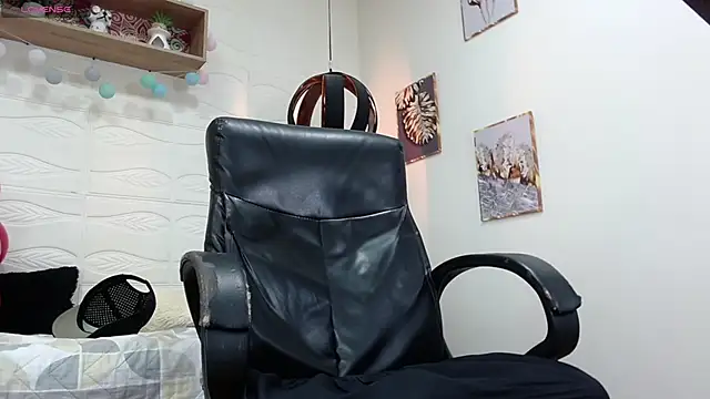 Snapshot of DmitriSanders chatting on February 15, 2025, 10:52 pm DmitriSanders online show from February 15, 2025, 10:52 pm