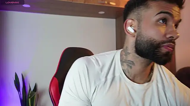 Snapshot of MarkHazze chatting on November 7, 2025, 10:54 pm MarkHazze online show from November 7, 2025, 10:54 pm