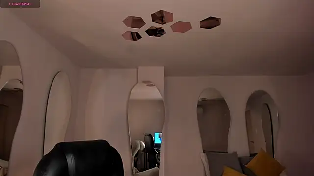 PaulinaSantos  online show from November 2, 2025, 5:15 pm