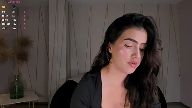 PaulinaSantos  online show from April 4, 2026, 7:11 pm