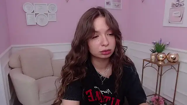 Snapshot of LucySkilar chatting on October 6, 2025, 4:43 am LucySkilar online show from October 6, 2025, 4:43 am