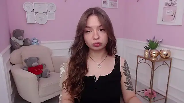 Snapshot of LucySkilar chatting on October 20, 2025, 4:35 am LucySkilar online show from October 20, 2025, 4:35 am