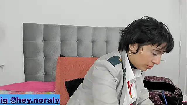 Snapshot of hey_noraly chatting on February 18, 2025, 4:15 am hey noraly online show from February 18, 2025, 4:15 am