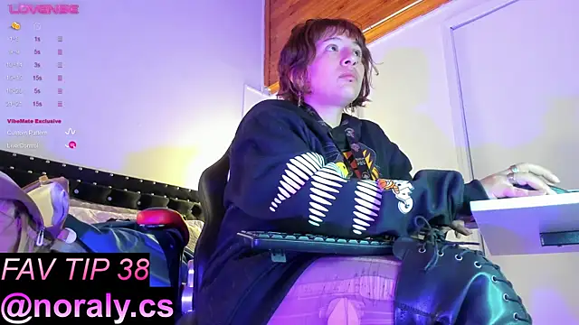 Snapshot of hey_noraly chatting on September 29, 2025, 4:06 am hey noraly online show from September 29, 2025, 4:06 am