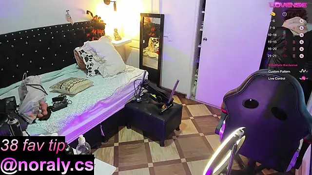 Snapshot of hey_noraly chatting on October 31, 2025, 4:02 am hey noraly online show from October 31, 2025, 4:02 am