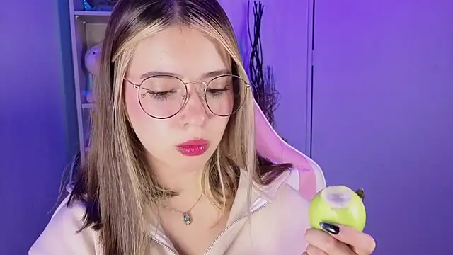 EmilyMiller  online show from October 15, 2025, 4:51 pm