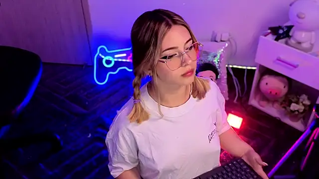 EmilyMiller  online show from July 21, 2026, 5:26 pm