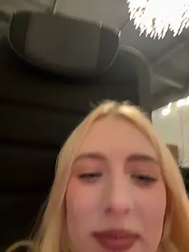 Crayzy Luv online show from November 1, 2025, 12:51 pm