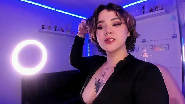 albaismynameX online show from December 3, 2024, 7:44 pm