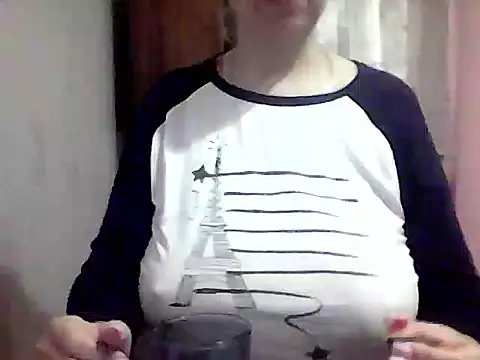 Snapshot of AnaXBerry chatting on October 5, 2025, 6:17 pm AnaXBerry online show from October 5, 2025, 6:17 pm