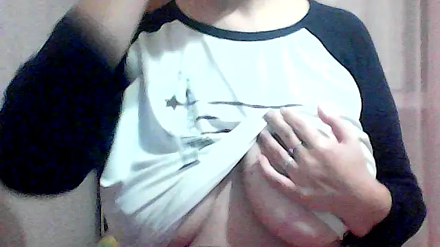 Snapshot of AnaXBerry chatting on November 6, 2025, 5:36 pm AnaXBerry online show from November 6, 2025, 5:36 pm