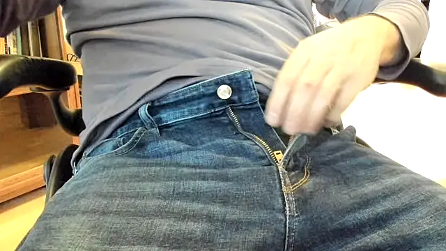 Snapshot of massive_cum chatting on December 19, 2024, 4:57 pm massive cum online show from December 19, 2024, 4:57 pm