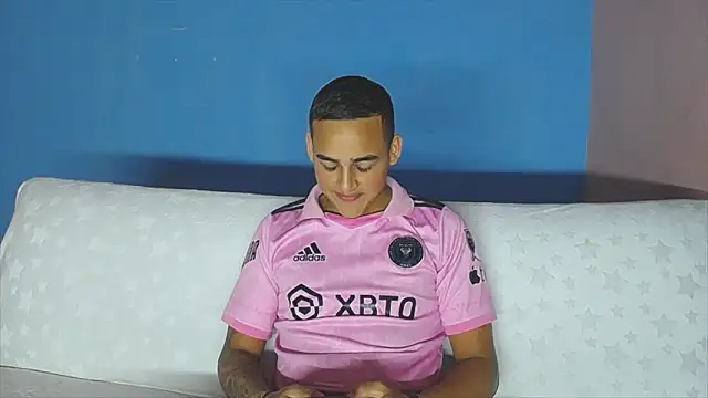 Latino Junge online show from April 18, 2026, 3:16 pm