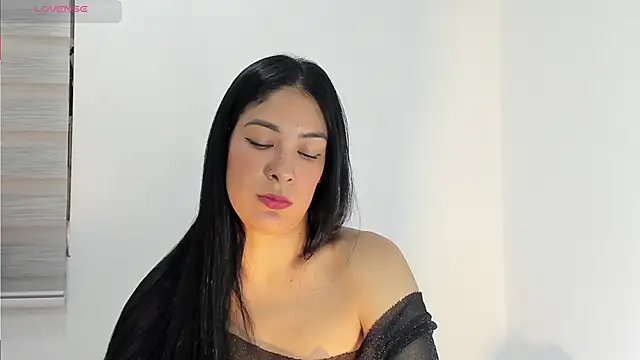 bella hadid1  online show from October 4, 2025, 7:45 pm