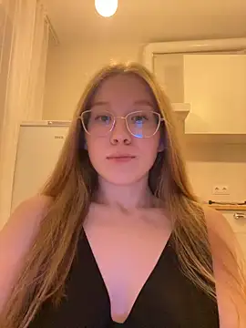 Snapshot of Eva_Weyne chatting on October 28, 2025, 8:22 pm Eva Weyne online show from October 28, 2025, 8:22 pm