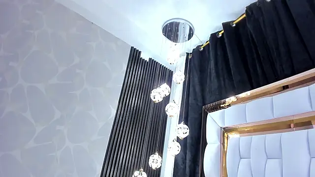 SarayRoyse online show from September 29, 2025, 7:30 pm