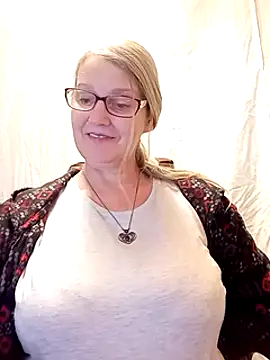 irinamaux online show from February 10, 2025, 2:37 pm