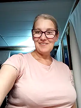 Snapshot of irinamaux chatting on October 8, 2025, 2:14 pm irinamaux online show from October 8, 2025, 2:14 pm